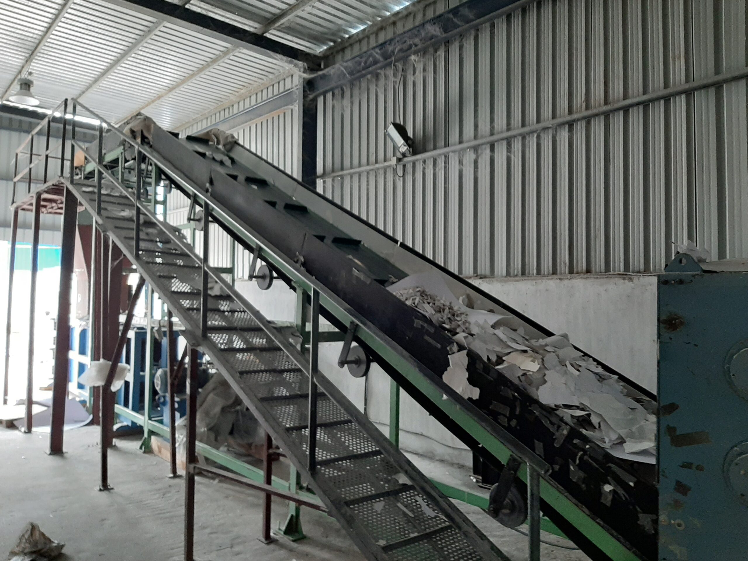 Inclined belt conveyor